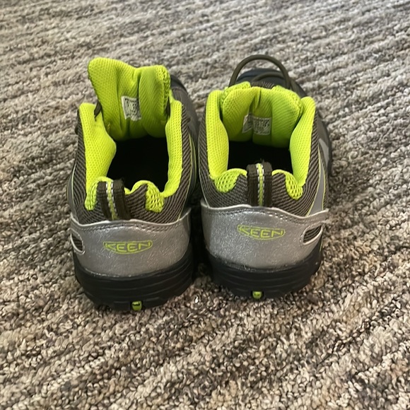 Keen youth size 13 in grey and bright green. - Picture 4 of 4